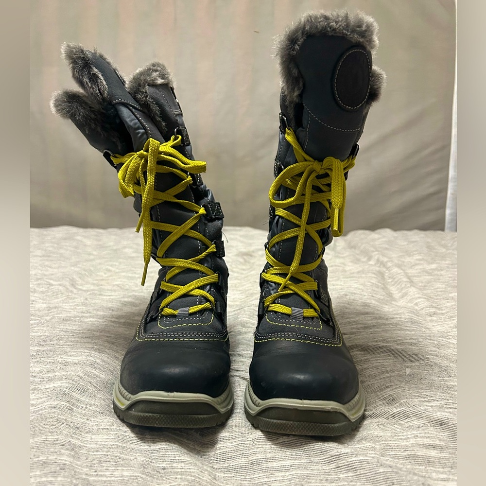 Tall W Snow Boots Size 9 - Santana Canada